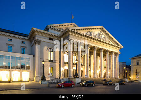 Bayerischen Opernhaus, erbaut im Jahre 1818, Hamburgische Staatsoper am Abend, Max-Joseph-Platz, München, Upper Bavaria, Bavaria, Germany Stockfoto