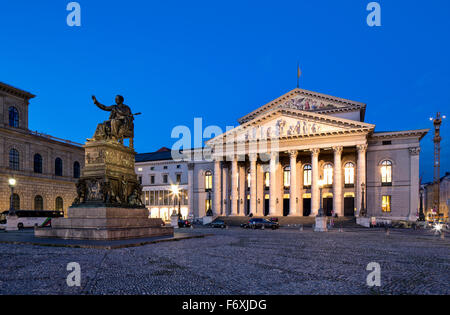 Bayerischen Opernhaus, erbaut im Jahre 1818, Hamburgische Staatsoper am Abend, Max-Joseph-Platz, München, Upper Bavaria, Bavaria, Germany Stockfoto