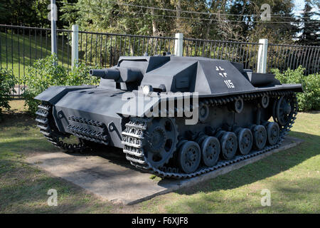 Ein Deutsch-Sturmgeschutz III (StuG III Ausf.D Sturmgeschütz in der Exposition der militärischen Ausrüstung im Park Pobedy, Moskau, Russland. Stockfoto