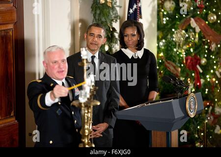 US-Präsident Barack Obama und First Lady Michelle Obama mitmachen Rabbi Larry Bazer die Menorah-Beleuchtung während des Chanukka-Empfangs im Grand Foyer des weißen Hauses 13. Dezember 2012 in Washington, DC. Stockfoto