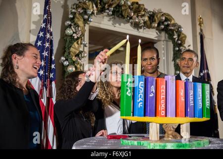 US-Präsident Barack Obama und First Lady Michelle Obama in der Hand die Schüler aus der Max Rayne Hand anschließen der Schule in die Menorah-Beleuchtung gemacht von den Schülern während des Chanukka-Empfangs im Grand Foyer des weißen Hauses 17. Dezember 2014 in Washington, DC. Stockfoto