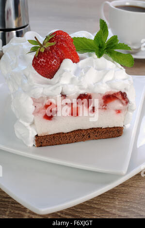 Erdbeer-Soufflé auf einen Schwamm Schokoladenkuchen mit Schlagsahne Stockfoto