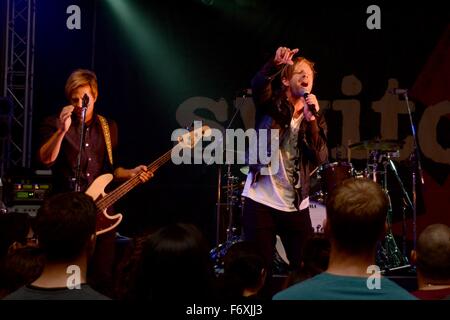 Sänger Jon Foreman, führt von der Band Switchfoot für US Navy Matrosen und Familienmitglieder auf Flotte Aktivitäten 14. November 2015 in Yokosuka, Japan. Stockfoto