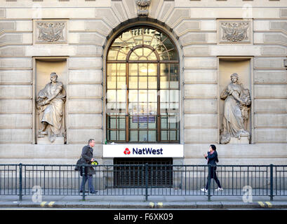 London, England, Vereinigtes Königreich. Menschen, die hinter einer Nat West Bank in der Stadt - Princes Street, EC2 gehen Stockfoto