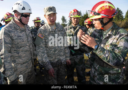 Seattle, Washington, USA. 20. November 2015. Chinesische und amerikanische Soldaten üben bei der humanitären Hilfe und Katastropheneinsätzen bei Joint Base Lewis-McChord, südwestlich von Seattle, Washington State, USA am 20. November 2015 zusammengearbeitet. Es war das 3. Mal, die chinesischen und US-Soldaten im praktischen Bereich Austausch der Art, im Rahmen eines jährlichen bilateralen Disaster Management Austauschprogramms abzielen, Aufbau von Fähigkeiten zur Zusammenarbeit in einem Notfall Szenario tätig. Bildnachweis: Xinhua/Alamy Live-Nachrichten Stockfoto