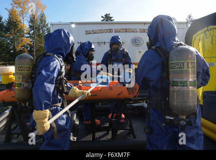 Seattle, Washington, USA. 20. November 2015. Chinesische und amerikanische Soldaten üben bei der humanitären Hilfe und Katastropheneinsätzen bei Joint Base Lewis-McChord, südwestlich von Seattle, Washington State, USA am 20. November 2015 zusammengearbeitet. Es war das 3. Mal, die chinesischen und US-Soldaten im praktischen Bereich Austausch der Art, im Rahmen eines jährlichen bilateralen Disaster Management Austauschprogramms abzielen, Aufbau von Fähigkeiten zur Zusammenarbeit in einem Notfall Szenario tätig. Bildnachweis: Xinhua/Alamy Live-Nachrichten Stockfoto