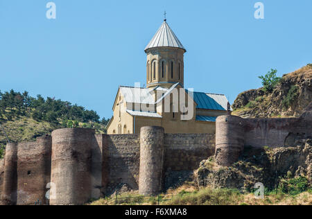 Narikala Festungsmauern und St.-Nikolaus-Kirche in Tiflis, der Hauptstadt Georgiens Stockfoto