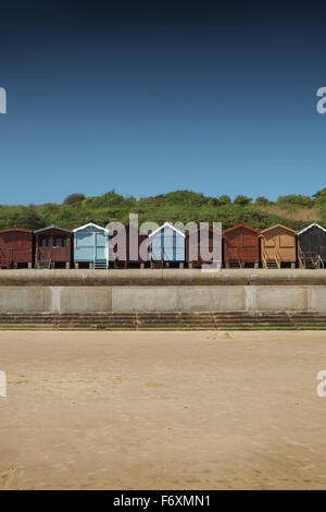 Strandhütten auf der Promenade, Frinton, Essex, England Stockfoto
