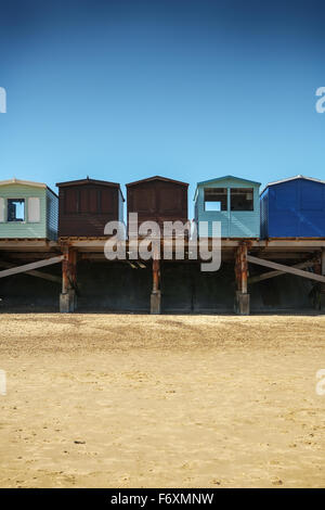 Strandhütten auf der Promenade, Frinton, Essex, England Stockfoto