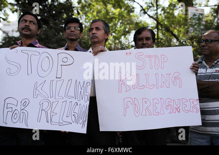 Dhaka, Bangladesch. 21. November 2015. Christliche Gemeinschaft gemacht Menschenkette gegen Ausländer töten in Bangladesch vor Presse Club Dhaka am 21. November 2015. Bildnachweis: Zakir Hossain Chowdhury Zakir/Alamy Live-Nachrichten Stockfoto