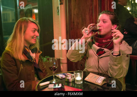 Paris, Frankreich. 20. November 2015. 24 Jahre alte Sophie Crochet und 27-j hrige Anne Leclerq trinken Sie ein Glas Wein vor einer Bar in Paris, Frankreich, 20. November 2015. Eine Woche nach den Terroranschlägen von Paris die Trauer weiter aber junge Menschen sind auch ihre Ausgehviertel Rückeroberung. Foto: Nicolas Carvalho Ochoa/Dpa/Alamy Live News Stockfoto