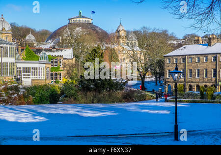 Buxton, Derbyshire, UK.  Eine Prise Schnee in Buxton Derbyshire, The Pavilion Gardens mit der Kuppel über Stockfoto