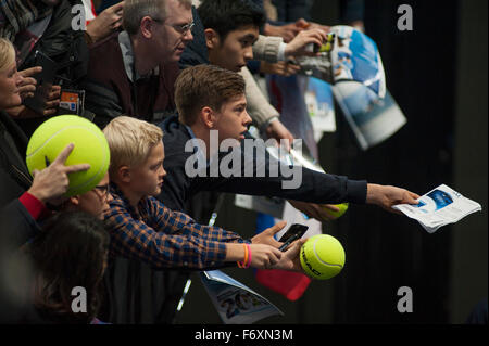 O2 Arena, London, UK. 21. November 2015. Barclays ATP World Tour Finals. Weltweit die Nummer eins Noval Djokovic (SRB) gibt Autogramme für die Fans nach seinem Warm-up am Vormittag auf Platz vor seinem Treffen mit Rafael Nadal für einen Nachmittag Halbfinalspiel. Bildnachweis: Sportsimages/Alamy Live-Nachrichten Stockfoto