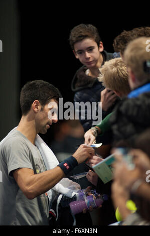 O2 Arena, London, UK. 21. November 2015. Barclays ATP World Tour Finals. Weltweit die Nummer eins Noval Djokovic (SRB) gibt Autogramme für die Fans nach seinem Warm-up am Vormittag auf Platz vor seinem Treffen mit Rafael Nadal für einen Nachmittag Halbfinalspiel. Bildnachweis: Sportsimages/Alamy Live-Nachrichten Stockfoto