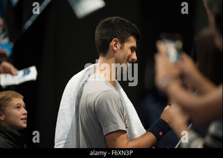 O2 Arena, London, UK. 21. November 2015. Barclays ATP World Tour Finals. Weltweit die Nummer eins Noval Djokovic (SRB) gibt Autogramme für die Fans nach seinem Warm-up am Vormittag auf Platz vor seinem Treffen mit Rafael Nadal für einen Nachmittag Halbfinalspiel. Bildnachweis: Sportsimages/Alamy Live-Nachrichten Stockfoto