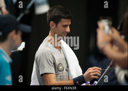 O2 Arena, London, UK. 21. November 2015. Barclays ATP World Tour Finals. Weltweit die Nummer eins Noval Djokovic (SRB) gibt Autogramme für die Fans nach seinem Warm-up am Vormittag auf Platz vor seinem Treffen mit Rafael Nadal für einen Nachmittag Halbfinalspiel. Bildnachweis: Sportsimages/Alamy Live-Nachrichten Stockfoto