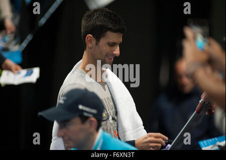 O2 Arena, London, UK. 21. November 2015. Barclays ATP World Tour Finals. Weltweit die Nummer eins Noval Djokovic (SRB) gibt Autogramme für die Fans nach seinem Warm-up am Vormittag auf Platz vor seinem Treffen mit Rafael Nadal für einen Nachmittag Halbfinalspiel. Bildnachweis: Sportsimages/Alamy Live-Nachrichten Stockfoto