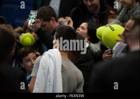 O2 Arena, London, UK. 21. November 2015. Barclays ATP World Tour Finals. Weltweit die Nummer eins Noval Djokovic (SRB) gibt Autogramme für die Fans nach seinem Warm-up am Vormittag auf Platz vor seinem Treffen mit Rafael Nadal für einen Nachmittag Halbfinalspiel. Bildnachweis: Sportsimages/Alamy Live-Nachrichten Stockfoto