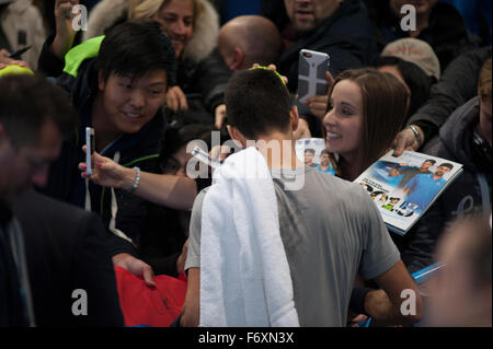 O2 Arena, London, UK. 21. November 2015. Barclays ATP World Tour Finals. Weltweit die Nummer eins Noval Djokovic (SRB) gibt Autogramme für die Fans nach seinem Warm-up am Vormittag auf Platz vor seinem Treffen mit Rafael Nadal für einen Nachmittag Halbfinalspiel. Bildnachweis: Sportsimages/Alamy Live-Nachrichten Stockfoto