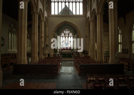 Innenansicht der Kirche von hinten, einschließlich Bänke und Glasfenster Stockfoto