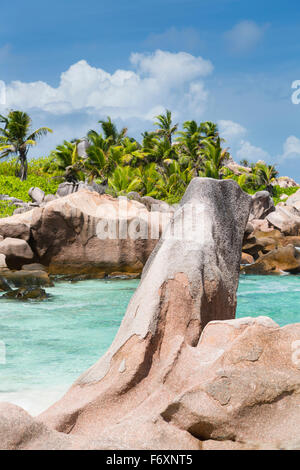 Granit Felsformationen und türkisblaues Wasser am Anse Cocos in La Digue, Seychellen Stockfoto