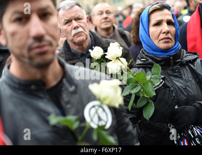 Hanau, Deutschland. 21. November 2015. Menschen verschiedener religiöser Gruppen sammelten für eine Gedenk-Rallye für die Opfer der Terroranschläge Paris, auf dem Freiheitsplatz in Hanau, Deutschland, 21. November 2015 statt. Foto: ARNE DEDERT/Dpa/Alamy Live-Nachrichten Stockfoto