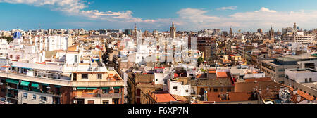 Panoramablick auf das historische Zentrum von Valencia, Spanien, von den Torres de Quart (Quart Towers) gesehen. Stockfoto