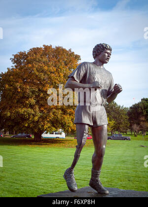 Eine Statue von Terry Fox am MIle Zero in Beacon Hill Park, Victoria, Britisch-Kolumbien, Kanada. Stockfoto