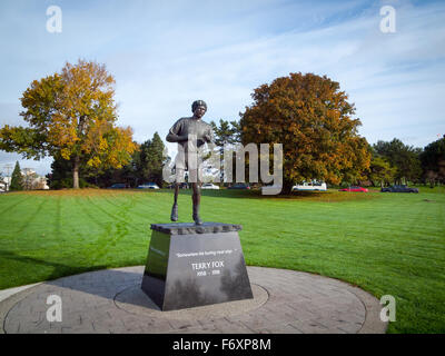 Eine Statue von Terry Fox am MIle Zero in Beacon Hill Park, Victoria, Britisch-Kolumbien, Kanada. Stockfoto