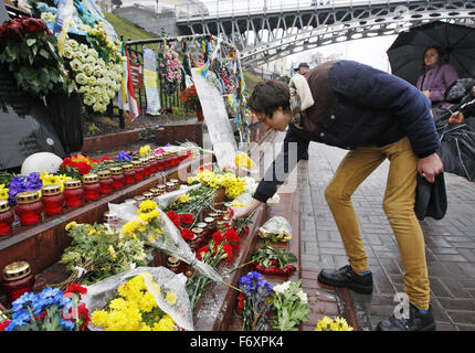 Kiew, Ukraine. 21. November 2015. Ukrainer legen Blumen und Kerzen an der Gedenkstätte für die Opfer der Anti-Regierungs-Proteste auf Maidan auf der Straße Institutska, anlässlich des zweiten Jahrestages der Euromaidan Revolution in Kiew, Ukraine, 21. November 2015. Am 21. November 2013 begonnen Aktivisten eine Anti-Regierungs-Proteste nach damaligen Premierminister Mykola Azarov die Aussetzung eines Wahrzeichen-Vertrags mit der Europäischen Union bekannt gegeben. Schließlich führte zu die Absetzung von Präsident Viktor Yanukovych, Schaffung von politischen Gräben durch das Land, das in einen heftigen Konflikt zwischen Separatisten ausgebrochen Stockfoto