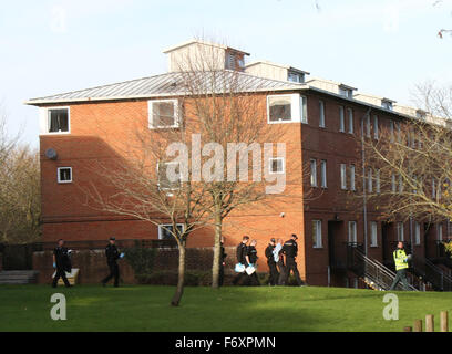 Winchester, Hampshire, UK. 21. November 2015. Winchester, Hampshire Samstag, 21. November 2015 bewaffnete Polizei heute Morgen für Erasmus Park in Winchester bereitgestellt wurden. Ca. 20 Polizisten stürmten einen Schüler-Block und einen Mann weggeführt, Rettungswagen warten. Hampshire Polizei müssen noch eine Erklärung abgeben. Bildnachweis: Uknip/Alamy Live-Nachrichten Stockfoto