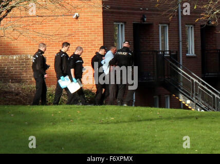 Winchester, Hampshire, UK. 21. November 2015. Winchester, Hampshire Samstag, 21. November 2015 bewaffnete Polizei heute Morgen für Erasmus Park in Winchester bereitgestellt wurden. Ca. 20 Polizisten stürmten einen Schüler-Block und einen Mann weggeführt, Rettungswagen warten. Hampshire Polizei müssen noch eine Erklärung abgeben. Bildnachweis: Uknip/Alamy Live-Nachrichten Stockfoto