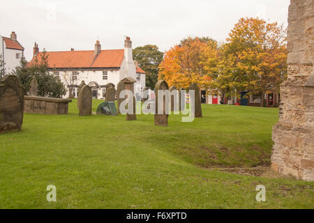 Saint Edmund churchyard,Sedgefield,Co.Durham,England zeigt Bäume in herbstlichen Farben Stockfoto