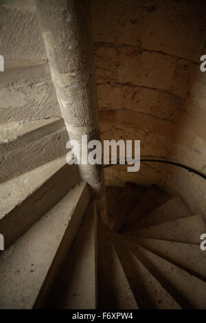 Blick nach unten eine steinerne Wendeltreppe Stockfoto