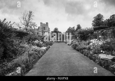 Gelände und gut gehalten im Sudeley Castle zeigt St. Marien-Kapelle in der fernen Zukunft Garten Stockfoto