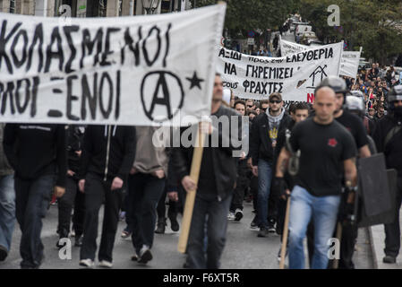 Athen, Griechenland. 21. November 2015. Demonstranten marschieren Parolen schreien. 21. November 2015. Anarchisten protestieren gegen Europas Einwanderungspolitik inszenierte eine Demonstration auf offene Grenzen für Flüchtlinge und MigrantInnen zu verlangen. Bildnachweis: Nikolas Georgiou/ZUMA Draht/Alamy Live-Nachrichten Stockfoto