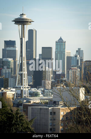 Seattle, Kalifornien, USA. 20. November 2015. Seattle, gegründet 1852, Elliott Bay entlang Puget Sound, war lange Zeit die Heimat von mehreren indianischen Dorf mehrere tausend Jahre zurück und ist für Chief Sealth benannt '' Seattle von der Duwamish und Suquamish Stämmen. ---Auf dem Foto sehen die Skyline von Seattle in den Blick Südost von Kerry Park am Queen Anne Hill an einem Nachmittag der Fall ist. © David Bro/ZUMA Draht/Alamy Live-Nachrichten Stockfoto