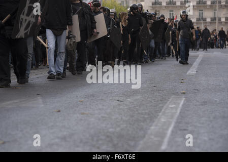 Athen, Griechenland. 21. November 2015. Demonstranten marschieren Parolen schreien. 21. November 2015. Anarchisten protestieren gegen Europas Einwanderungspolitik inszenierte eine Demonstration auf offene Grenzen für Flüchtlinge und MigrantInnen zu verlangen. Bildnachweis: Nikolas Georgiou/ZUMA Draht/Alamy Live-Nachrichten Stockfoto