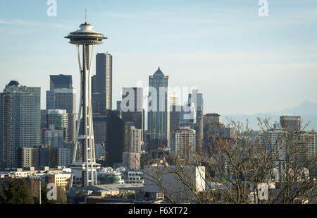 Seattle, Kalifornien, USA. 20. November 2015. Seattle, gegründet 1852, Elliott Bay entlang Puget Sound, war lange Zeit die Heimat von mehreren indianischen Dorf mehrere tausend Jahre zurück und ist für Chief Sealth benannt '' Seattle von der Duwamish und Suquamish Stämmen. ---Auf dem Foto sehen die Skyline von Seattle in den Blick Südost von Kerry Park am Queen Anne Hill an einem Nachmittag der Fall ist. © David Bro/ZUMA Draht/Alamy Live-Nachrichten Stockfoto