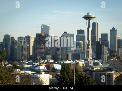 Seattle, Kalifornien, USA. 20. November 2015. Seattle, gegründet 1852, Elliott Bay entlang Puget Sound, war lange Zeit die Heimat von mehreren indianischen Dorf mehrere tausend Jahre zurück und ist für Chief Sealth benannt '' Seattle von der Duwamish und Suquamish Stämmen. ---Auf dem Foto sehen die Skyline von Seattle in den Blick Südost von Kerry Park am Queen Anne Hill an einem Nachmittag der Fall ist. © David Bro/ZUMA Draht/Alamy Live-Nachrichten Stockfoto