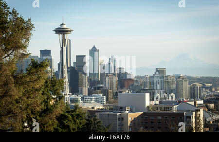 Seattle, Kalifornien, USA. 20. November 2015. Seattle, gegründet 1852, Elliott Bay entlang Puget Sound, war lange Zeit die Heimat von mehreren indianischen Dorf mehrere tausend Jahre zurück und ist für Chief Sealth benannt '' Seattle von der Duwamish und Suquamish Stämmen. ---Auf dem Foto, die Skyline von Seattle, zusammen mit Mt. Rainer, ersichtlich der Blick Südost von Kerry Park am Queen Anne Hill an einem Nachmittag der Fall ist. © David Bro/ZUMA Draht/Alamy Live-Nachrichten Stockfoto