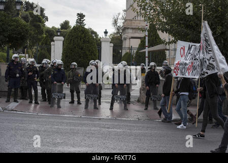 Athen, Griechenland. 21. November 2015. Demonstranten marschieren Parolen schreien. 21. November 2015. Anarchisten protestieren gegen Europas Einwanderungspolitik inszenierte eine Demonstration auf offene Grenzen für Flüchtlinge und MigrantInnen zu verlangen. Bildnachweis: Nikolas Georgiou/ZUMA Draht/Alamy Live-Nachrichten Stockfoto