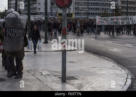 Athen, Griechenland. 21. November 2015. Demonstranten marschieren Parolen schreien. 21. November 2015. Anarchisten protestieren gegen Europas Einwanderungspolitik inszenierte eine Demonstration auf offene Grenzen für Flüchtlinge und MigrantInnen zu verlangen. Bildnachweis: Nikolas Georgiou/ZUMA Draht/Alamy Live-Nachrichten Stockfoto