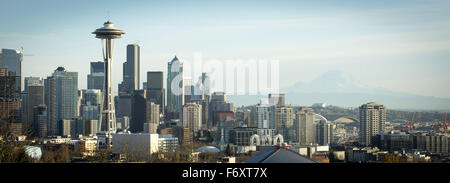 Seattle, Kalifornien, USA. 20. November 2015. Seattle, gegründet 1852, Elliott Bay entlang Puget Sound, war lange Zeit die Heimat von mehreren indianischen Dorf mehrere tausend Jahre zurück und ist für Chief Sealth benannt '' Seattle von der Duwamish und Suquamish Stämmen. ---Auf dem Foto, die Skyline von Seattle, zusammen mit Mt. Rainer, ersichtlich der Blick Südost von Kerry Park am Queen Anne Hill an einem Nachmittag der Fall ist. © David Bro/ZUMA Draht/Alamy Live-Nachrichten Stockfoto