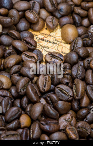 Vintage Karte von Kamerun, bedeckt von einem Hintergrund von gerösteten Kaffeebohnen. Diese Nation ist eines der wichtigsten Produzenten und Exporteure Stockfoto