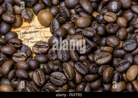 Vintage Karte von Kamerun, bedeckt von einem Hintergrund von gerösteten Kaffeebohnen. Diese Nation ist eines der wichtigsten Produzenten und Exporteure Stockfoto