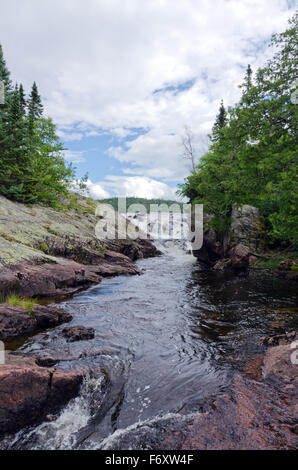 Herabstürzende Wasser über die Felsen in Black Beaver Falls in Agawa Canyon Stockfoto