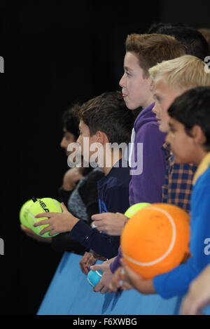 London, UK. 21. November 2015. Barclays ATP World Tour Finals, Spiel Fans darauf warten, Kugeln, die von Spielern am Tag 7 Halbfinale unterschrieben haben. O2 Arena, London, UK. 21. November 2015. Bildnachweis: Grant Burton/Alamy Live-Nachrichten Stockfoto