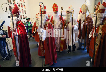 Köln, Deutschland. 21. November 2015. Teilnehmer tragen Kostüme Praxis an der Nikolaus-Schule der katholischen Jugend Association (BDKJ) in Köln, 21. November 2015. Es konzentriert sich auf Sankt Nikolaus, ein Vertreter des christlichen Glaubens, mit Mitra und Bischofsstab, sondern als Santa Claus. Foto: HENNING KAISER/Dpa/Alamy Live News Stockfoto