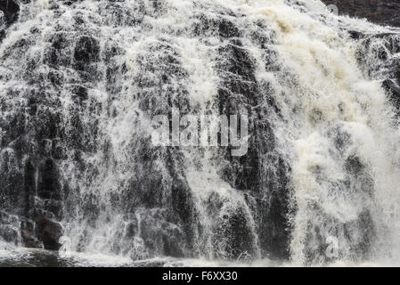 Herabstürzende Wasser über die Felsen in High Falls in der Nähe von Lake Superior. Stockfoto